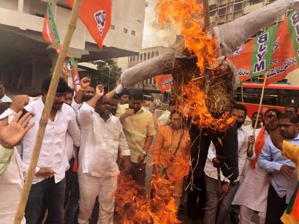 BJYMinTG's tweet photo. BJYM Telangana Karyakarta’s Protested by burnin effigy of Navjot Singh Sidhu for hugging Pakistan Army Chief.
Congress must clarify their stand on this.His act is an insult to Nation & Martyrs of Indian Army
#CongPakHug
@BJYM
@poonam_mahajan @baddammahipal_b
@BharatGundagoni https://t.co/PsBcAJor5Q