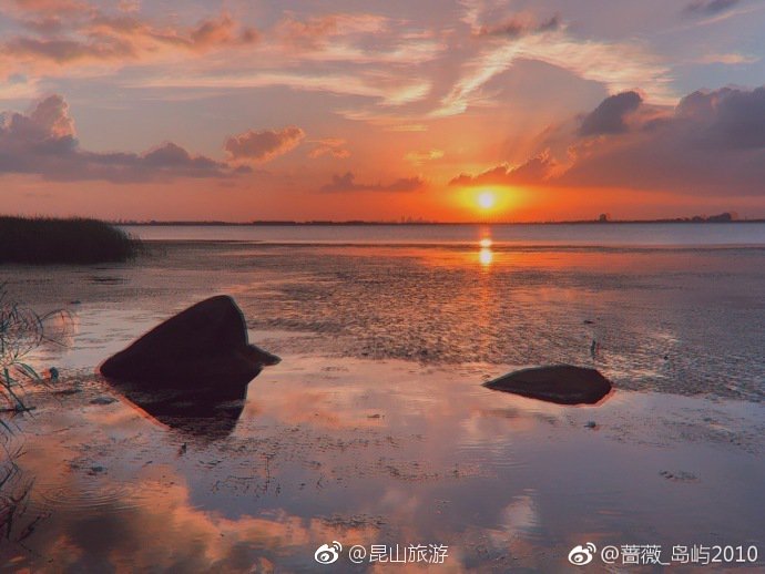 Kunshan_China's tweet photo. Spectacular scene of setting sun at the #YangchengLake in Kunshan. Do you want to take a boat with me to enjoy the beautiful sunset moment? https://t.co/ickGfMOSuB