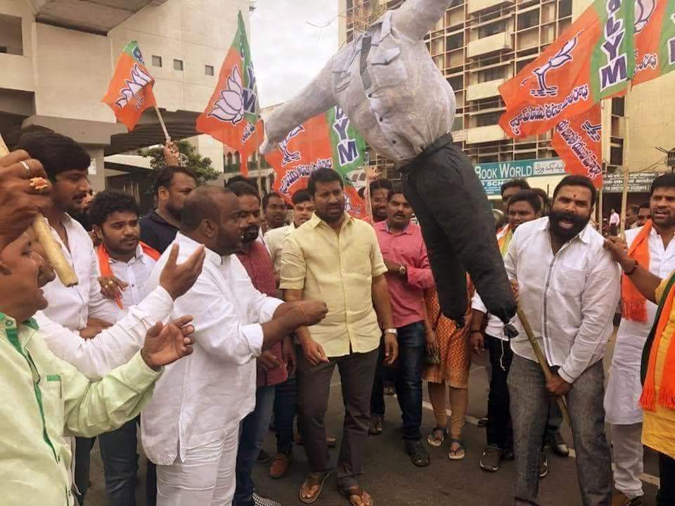 BJYMinTG's tweet photo. BJYM Telangana Karyakarta’s Protested by burnin effigy of Navjot Singh Sidhu for hugging Pakistan Army Chief.
Congress must clarify their stand on this.His act is an insult to Nation & Martyrs of Indian Army
#CongPakHug
@BJYM
@poonam_mahajan @baddammahipal_b
@BharatGundagoni https://t.co/PsBcAJor5Q