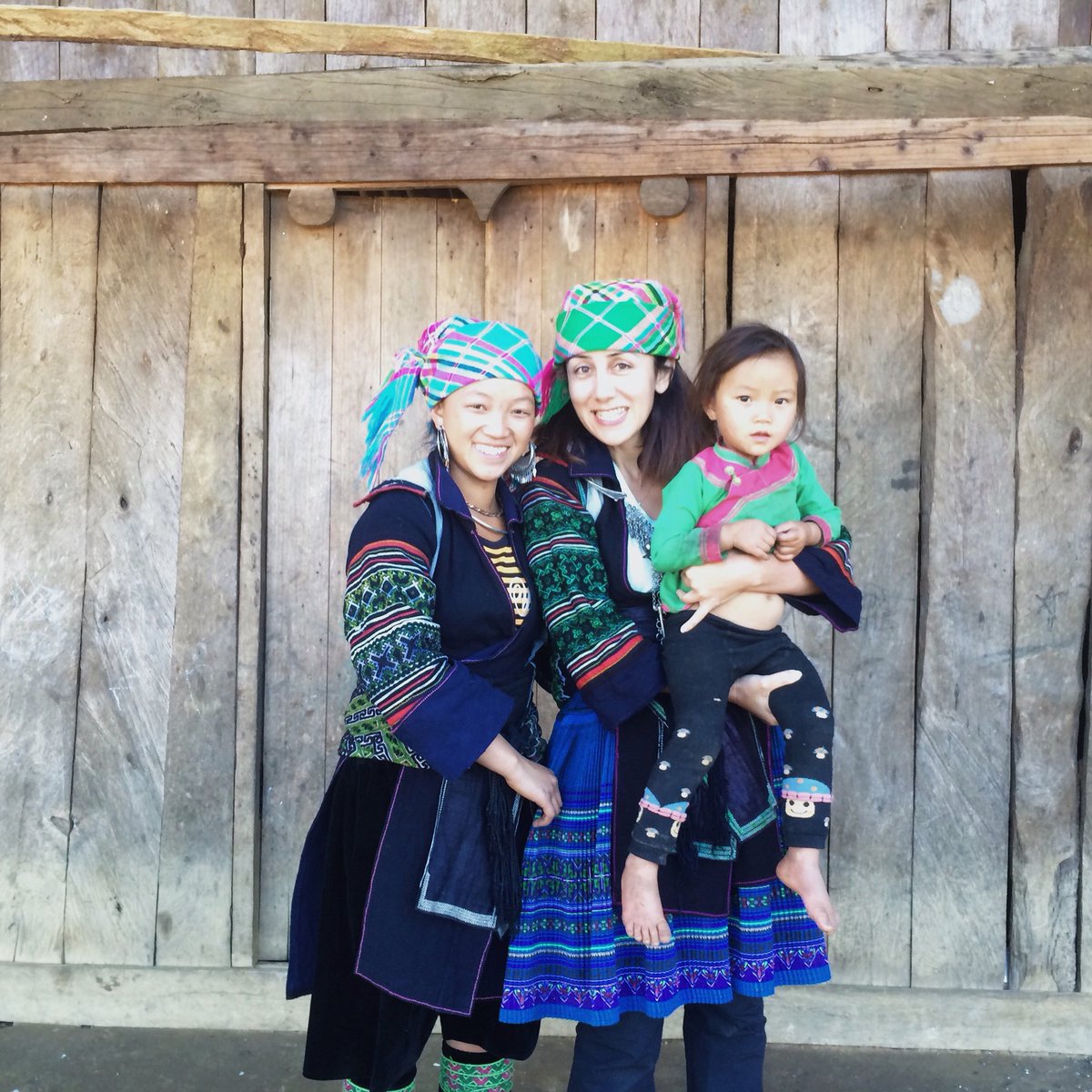 duduhomedesign's tweet photo. Günlük hayatta kendi dokudukları geleneksel kıyafetleri giyen Hmong’lar her sene aynı dönemde kıyafetlerini dokuyor ve kıyafetlerine gelecek seneye ilişkin dileklerini sembolize eden desenleri işliyor.
#duduhome #vietnam #hmong #tbt #textile #indigo #inspiration https://t.co/NgiiDWRFS0