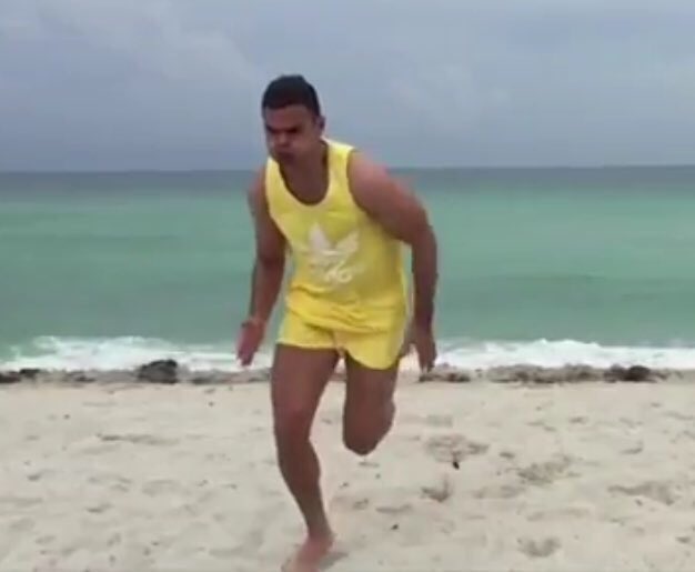 JacquesYsourget's tweet image. WOW TUT TUT une photo d’Hatem place de la mairie à #Rennes ! Ça #devient #serieux #liveHatem