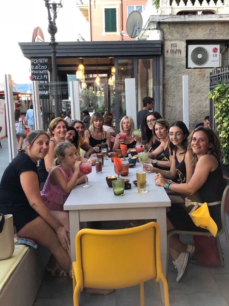 maya_pino's tweet photo. Ricetta per la felicità? Prendi un gruppo di amiche pazze e vai ad un concerto di Ermal! Divertimento e risate assicurate 😁 #ilupidiermal @MetaErmal @Belinchelupi #Alassio #NonAbbiamoaArmiTour #ermalmeta https://t.co/AoAbh2ZYFP