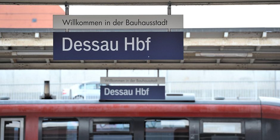 mz_dessau's tweet image. Vollsperrung der Elbebrücke zwischen #Dessau und #Roßlau: Bahnfahrer müssen eine Woche lang auf Busse umsteigen
mz-web.de/31153076