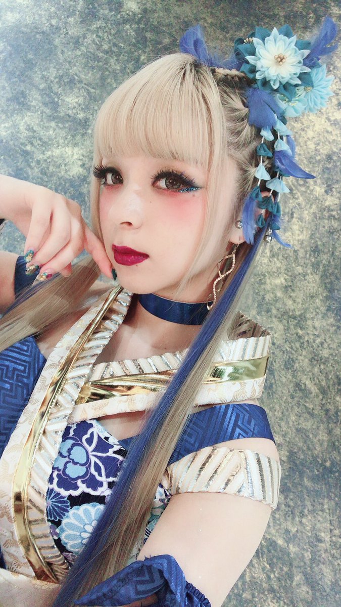 MARiA_GRND's tweet photo. 青メッシュとか青メイクとか今回のヘアメとても気に入っているの♡
いつもヘアメイクも衣装に合わせてプロデュースしているよっ✨

どうかし���っ？💙 https://t.co/Xq8aspISKQ