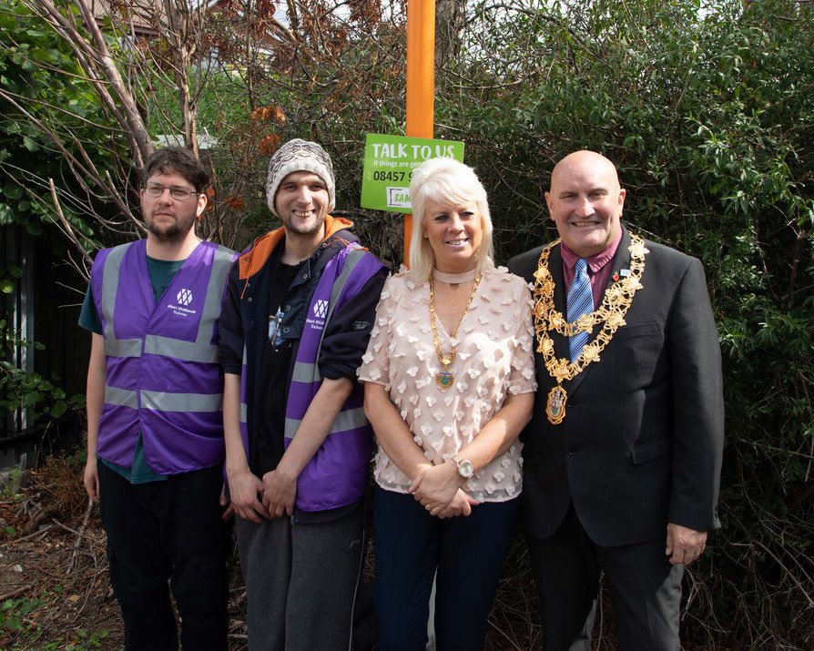 Local Mayor visits Bedworth station to support the work of <a href="/BedworthRail/">Bedworth Station Community Group</a>   <a href="/NuneatonNews/">Nuneaton News</a>  <a href="/NBBCouncil/">NBBC</a>  <a href="/NuneatonOf/">Talk of Nuneaton Town</a> @ACoRPOffice #bedworth #stationadoption news.wmtrains.co.uk/news/local-may…