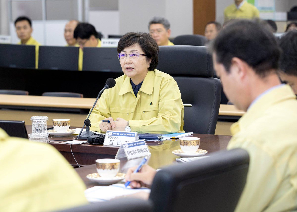 제19호 #태풍 #솔릭 이 북상 중입니다.
#환경부 는 태풍으로 인한 피해를 최소화하기 위해
24시간 비상대응체계를 가동하고 있습니다.
오늘과 내일 전국에 많은 비와 강한 바람이 예상되니
#태풍_발생_시_국민행동요령 을 숙지하여
큰 피해를 입지 않도록 대비해 주세요.
▶️bit.ly/2LjhrqV