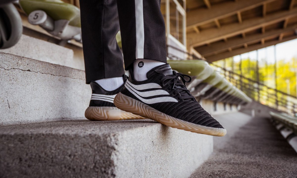 Mit Merkmalen von Adidas Fußballschuhen aus den 2000ern und ein wenig modernerer Form ist der Adidas Sobakov an den Start gegangen. Hier könnt ihr ihn unter anderem bekommen:

43einhalb: tinyurl.com/y6uz9bw9

Asphaltgold: tinyurl.com/ya6xaeya

pic <a href="/43einhalb/">43einhalb</a>