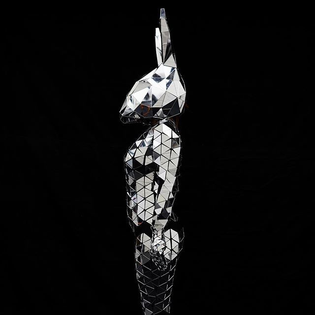 alivenetwork's tweet image. The dazziling Robo Bunny costume is made from over 1,000 small diamond shaped mirrors from bunny ear to toe! Shining lights reflect off this beautifully made costume making the Robo Bunny Dazzle throughout the evening.⠀
.⠀
#alivenetworkartist #aliven… ift.tt/2w9xYcc
