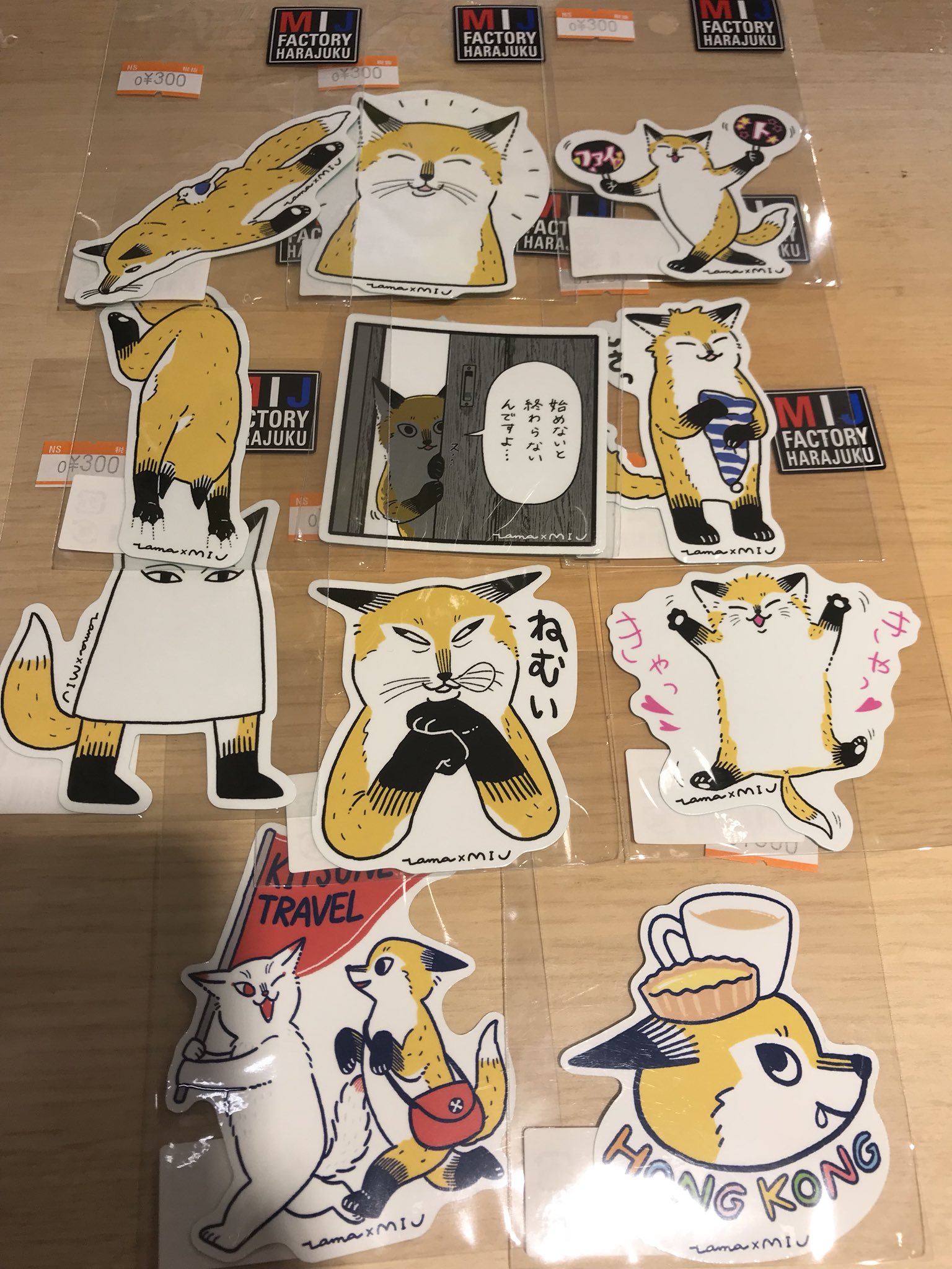ヴィレッジヴァンガード 柏マルイ 4f Mijショップ 大人気イラストレーター Tamaさんの代表作 キツネまわりみち から キツネたちのステッカーが登場 グータラなキツネ ふざけるキツネ 可愛いキツネ もさっとキツネ 半目で寝るキツネ