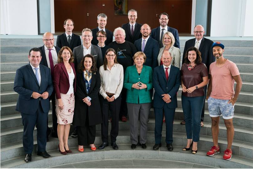 TomKraftwerk's tweet photo. Wenn du die Kanzlerin um 3 triffst, aber um 4 schon wieder mit deinen Freunden zum Slacklinen im Park verabredet bist. https://t.co/AqKpKGAkF1