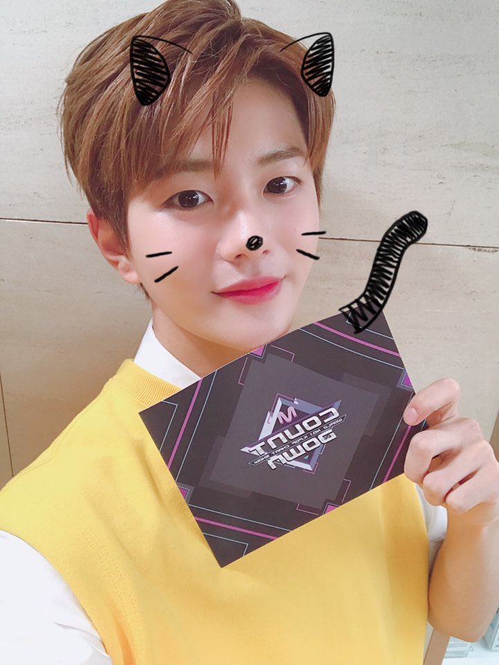 GoldenChild's tweet photo. [#Golden_Child] 대박🤭 여러분 오늘 스페셜 MC는 바로 보민었습니다🤩 엠카 출연진들 출첵📝을 기다렸던 MC뽐🌸 1년만에 다시 잡은 마이크🎤는 뽐이의 가슴을 두근두근 떨리게 했다고 하는데요🤔 MC로써 폭풍성장✨한 뽐과 금둥이들 무대, 다들 놓치지 않으셨겠죠?🙄
#뽐엠씨 #열심히준했다구요 😤 https://t.co/0eRvDkDHSY