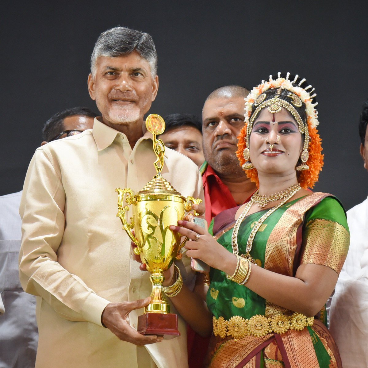 ncbn's tweet photo. సిలికాన్ వ్యాలీ అంటే అమెరికా ఎలా గుర్తొస్తుందో రాబోయే రోజుల్లో ఇన్నోవేషన్ వ్యాలీ అంటే ప్రపంచం మొత్తానికి ఆంధ్రప్రదేశ్ గుర్తుకు రావాలి. శ్రీకాకుళం నుండి కర్నూలు వరకు ఒక ఇన్నోవేషన్‌గా తయారుకావాలి. అందుకు జ్ఞానభేరి నాంది పలకాలి. https://t.co/tTipfreN58