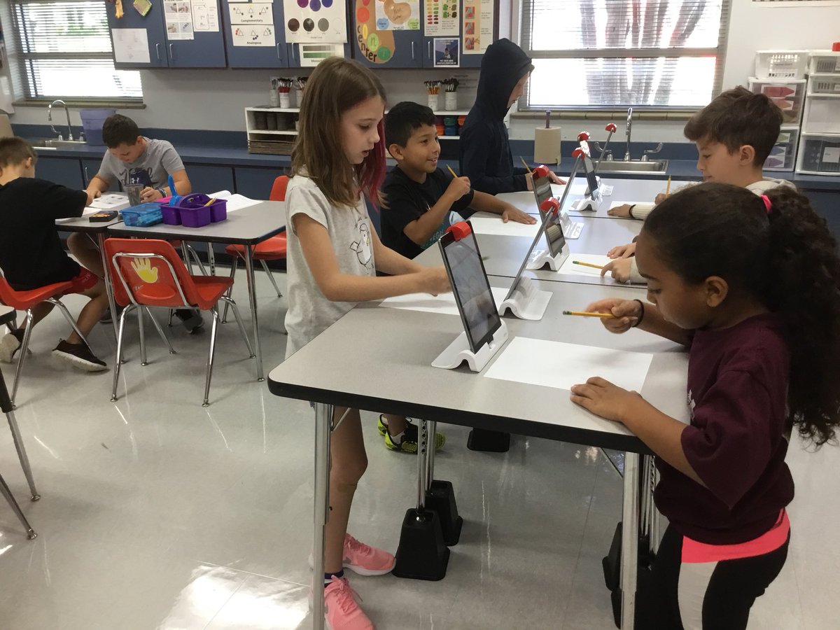 PetersJonelle's tweet image. Experimenting with drawing media and technology. #pisdcreatesart