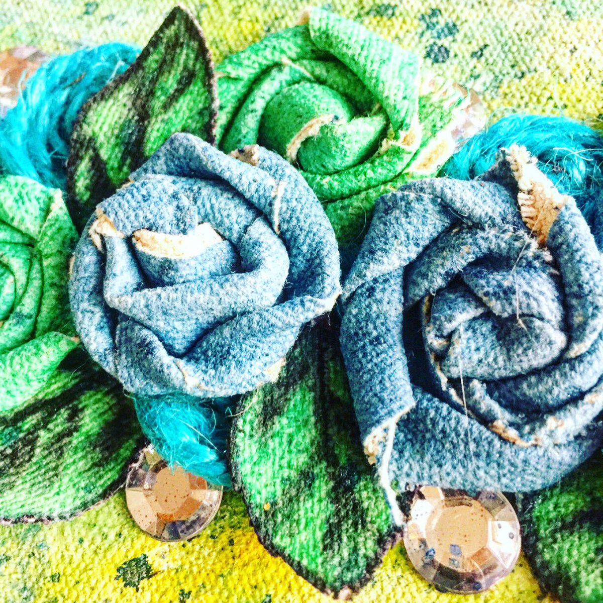 Betsie75's tweet photo. Sneaky peaky of my entry for the Canvas Corp Brand Crew Challenge. https://t.co/UayuLogYnP -
•
•
•
#ccb #canvascorpbrands #tatteredangels #canvas #mixedmedia #handmadeflowers  #art #canvasbag #alteredbag #designer #artist #makersgonnamake #cre8time #craft #paint https://t.co/zc99NyifXu