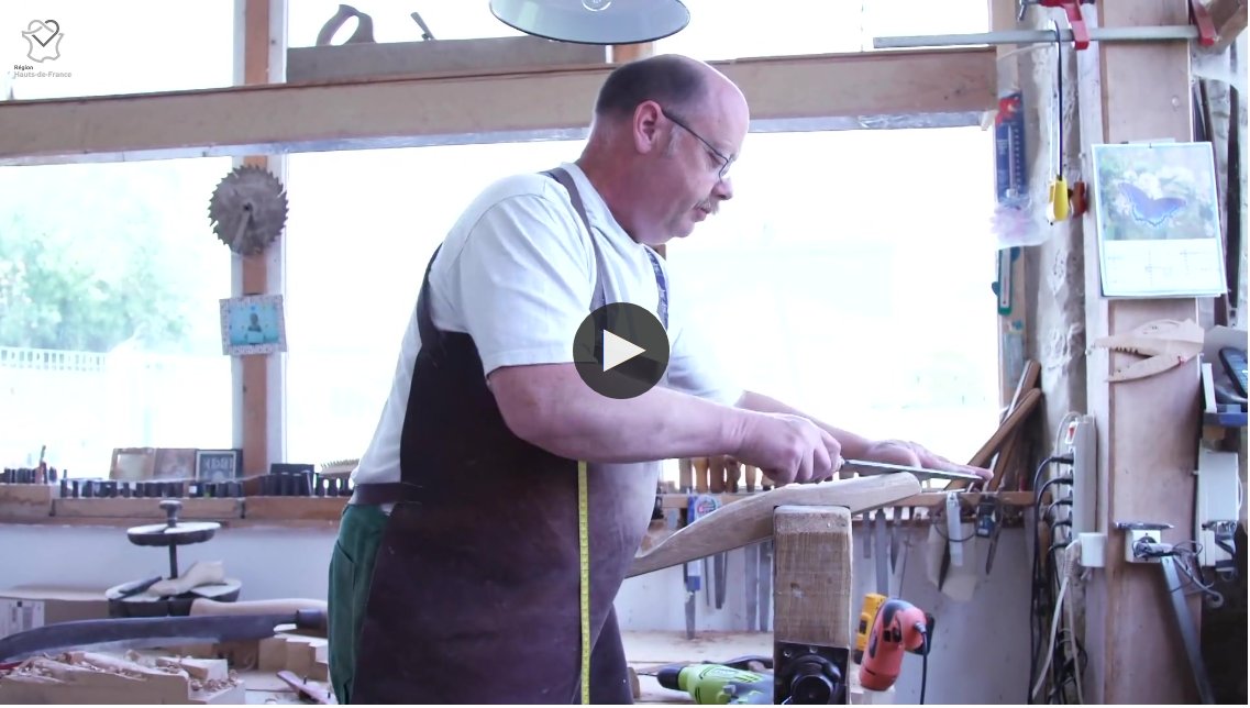 Hervé Brunelle <a href="/labelepv/">Label EPV</a> est le dernier formier-embauchoiriste de France. Son métier consiste à réaliser des formes en bois pour que les bottiers puissent tendre le cuir pour réaliser leurs créations. 👞👢🇫🇷➡tv.hautsdefrance.fr/Herve-Brunelle…