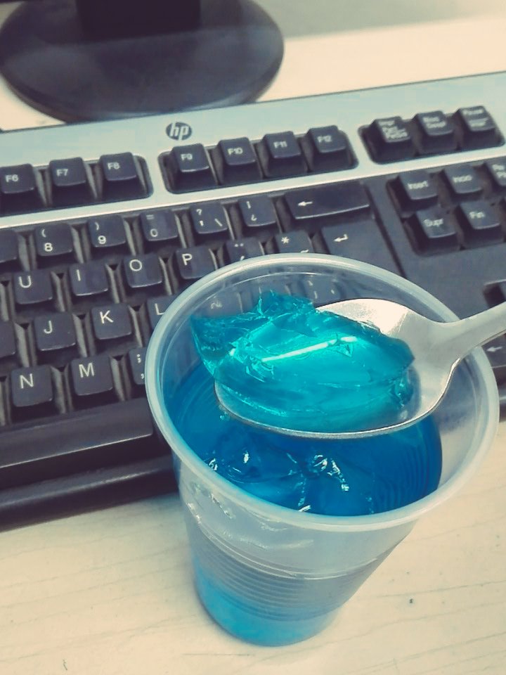 onmipendejo's tweet photo. Hoy mi mujer me mandó una gelatina #Methblue .
El mejor desayuno de cualquier Godinez tuitero. https://t.co/s4VpiS4LZJ