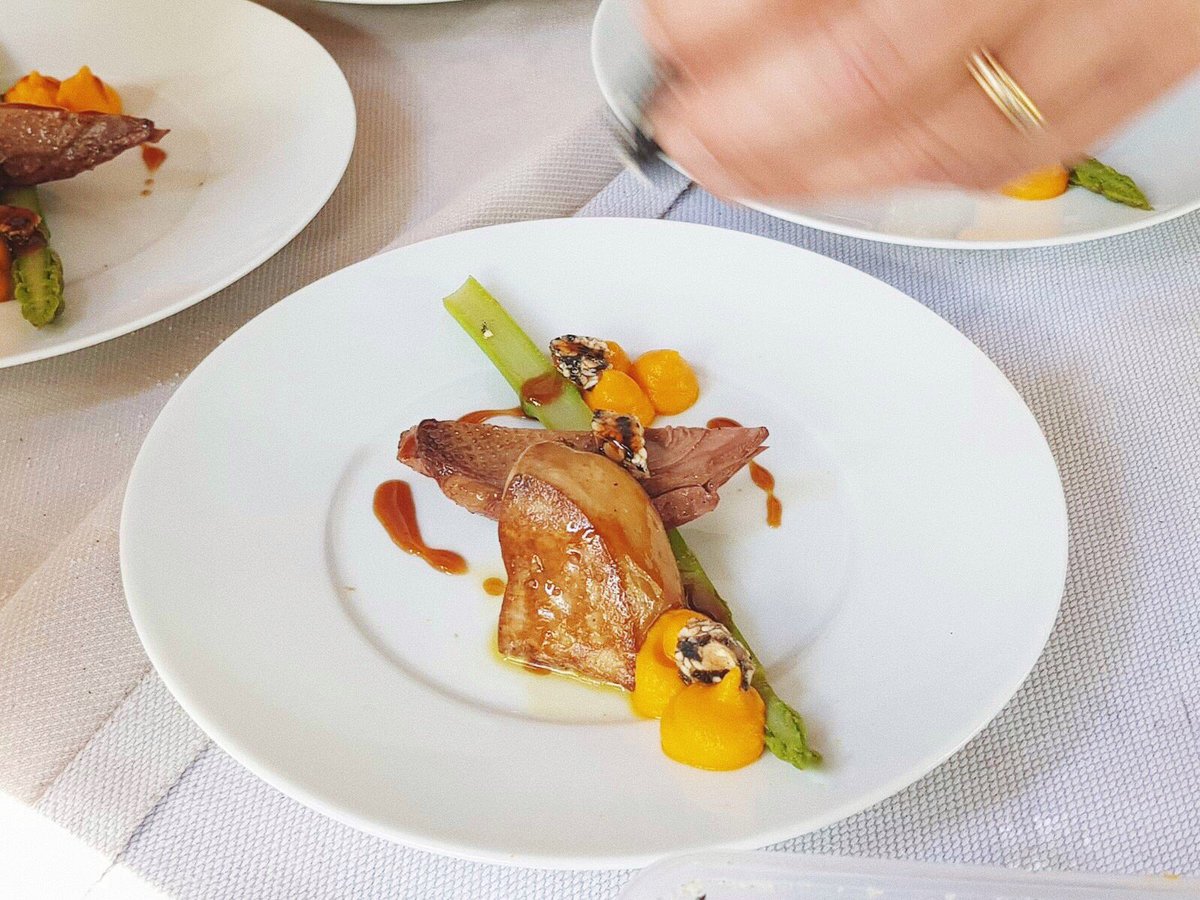 Bretesche's tweet photo. Throwback to July golf competitions, our chef Frederic Murati in full action during the Grands Vins Cup 🏌🏼‍♀️#labretesche #bsignaturehotels https://t.co/evRxqX7DTu