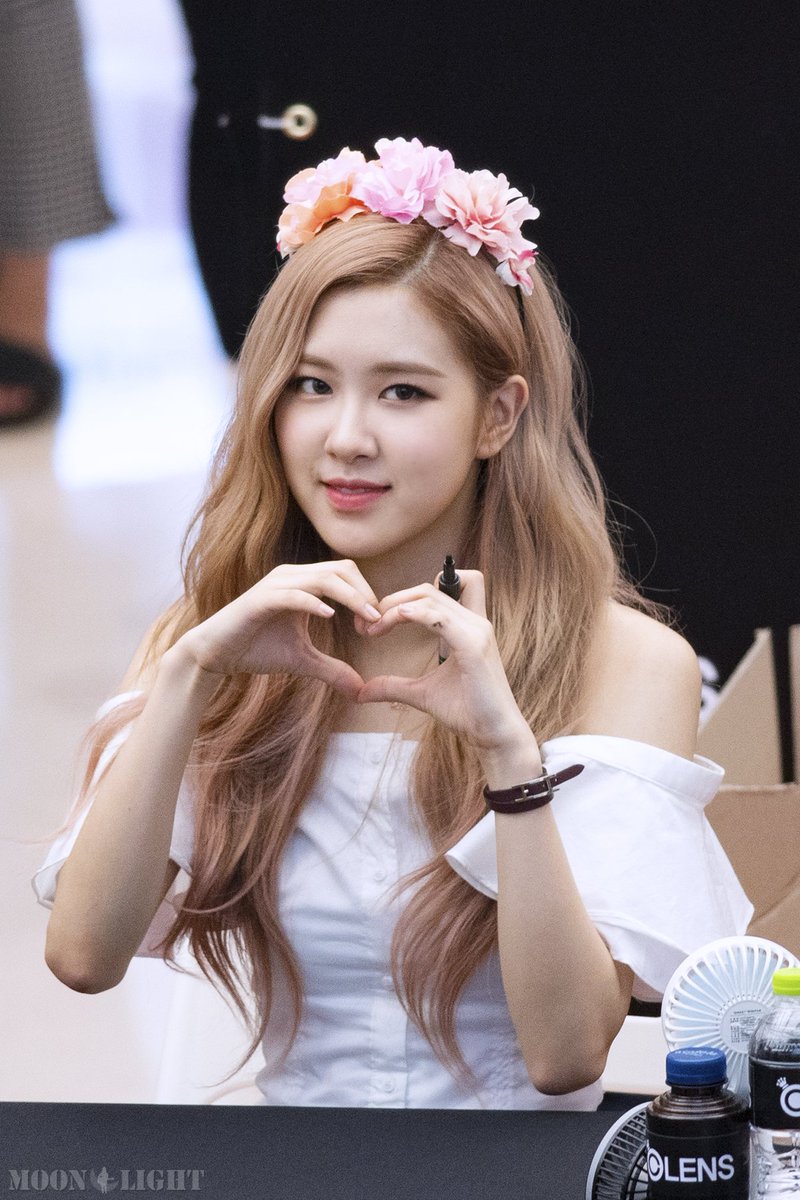 rosepacrk's tweet photo. 180819 오렌즈 팬사인회

cr. moonlight_iu
#블랙핑크 #로제 #BLACKPINK #ROSE https://t.co/MLyNIs1LSf