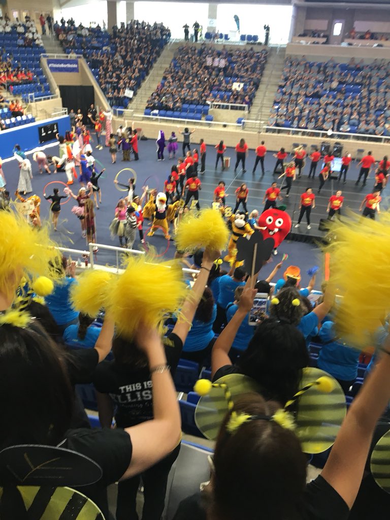 mirna_ulloa's tweet photo. Look whoβs in my row, look who has @EllisonBees spirit! The @NISDEllison Hive it is the Sweetest Place on Earth!
#NISDECT #Convocation18 https://t.co/j0AIO1FsCH