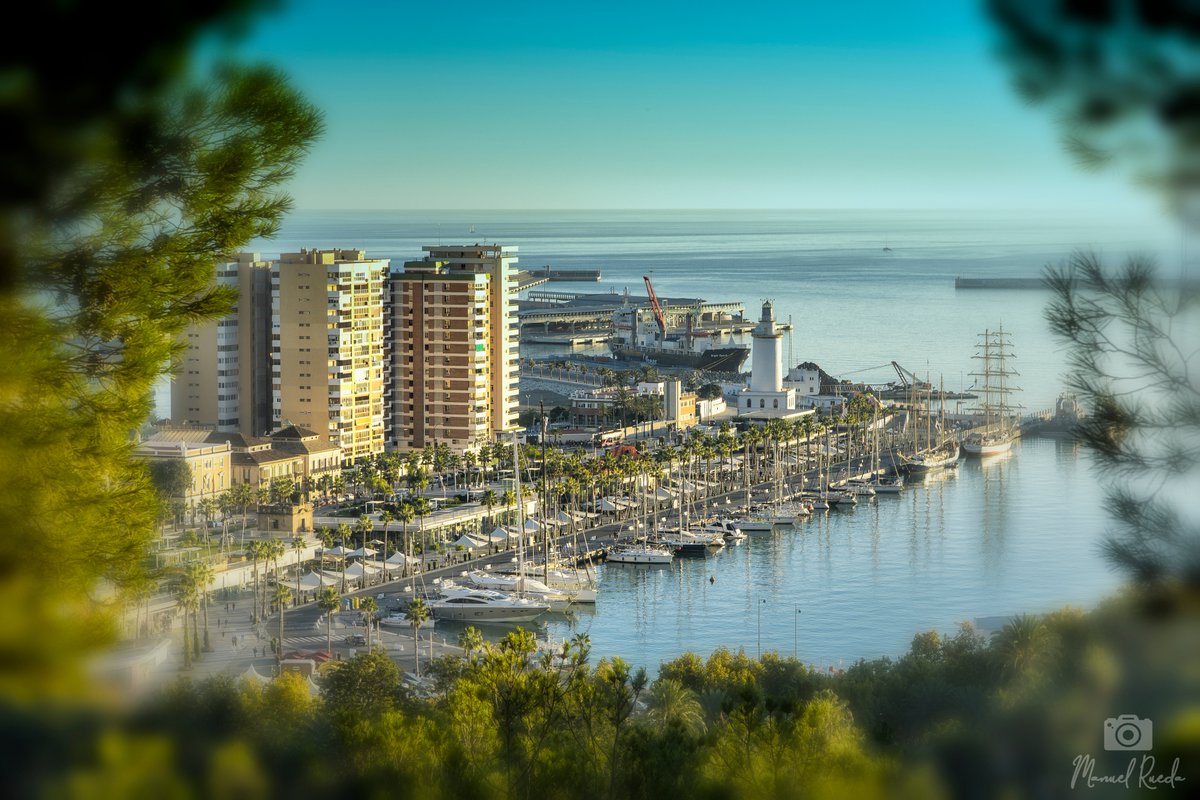 FotosAndalucia's tweet photo. @FaroladeMalaga , 200 años de historia… #SienteMLG #VistoenAndalucia  Por @ZappaplayZappa   

https://t.co/Kpg8zA03DW https://t.co/PelK7fLkIw
