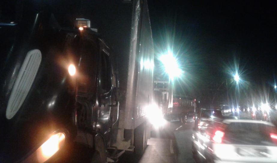 prensa_libre's tweet photo. #TráficoGT | Un tráiler averiado obstaculiza el paso en cuesta Villa Lobos. Afecta carril sur. 
Foto: PMT de Villa Nueva https://t.co/s4IYw9jfC3