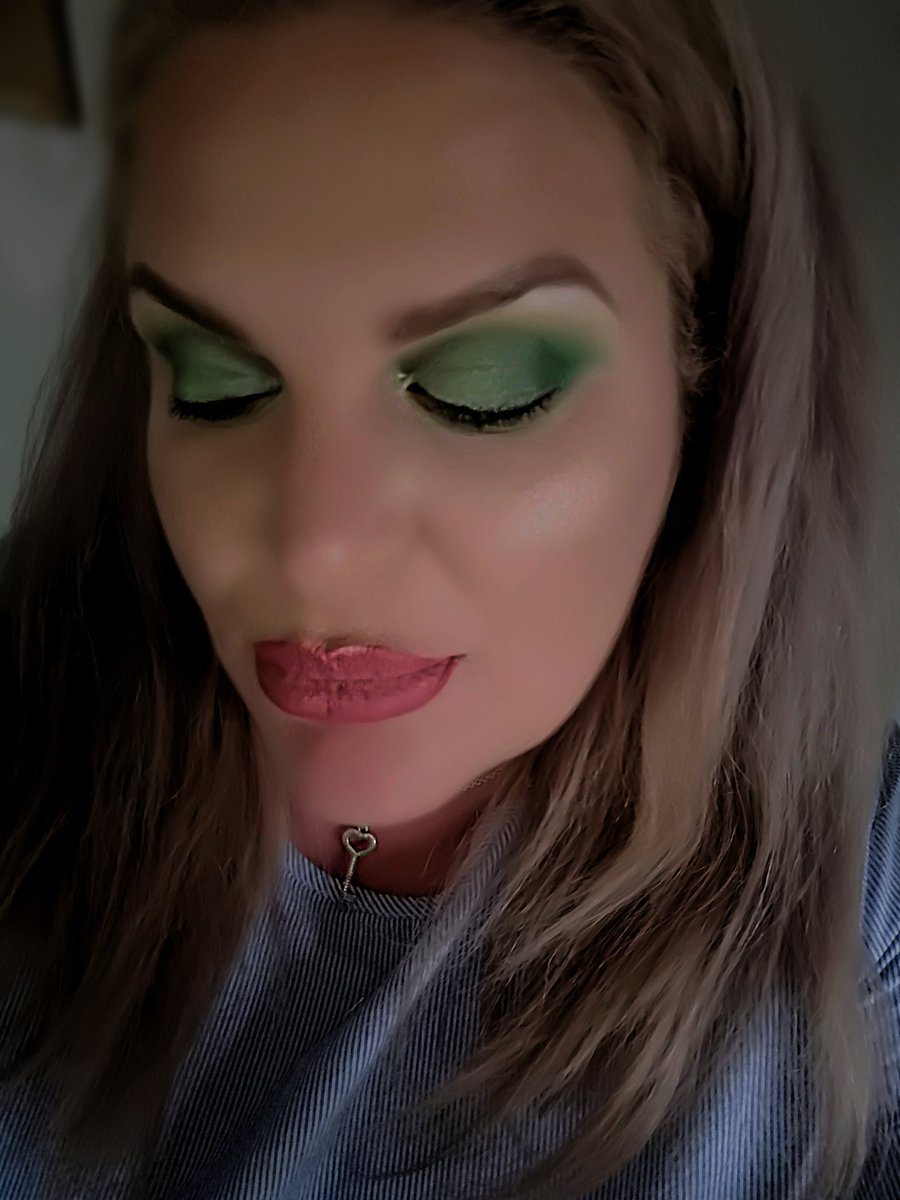 Judy_jude_makeu's tweet photo. Just started to use Twitter, taking me a while to get my head around it 😂
#makeup #lickandlashbeauty #benefituk #tarte #beautycommunity #makeuppost https://t.co/HsybWsjm0C