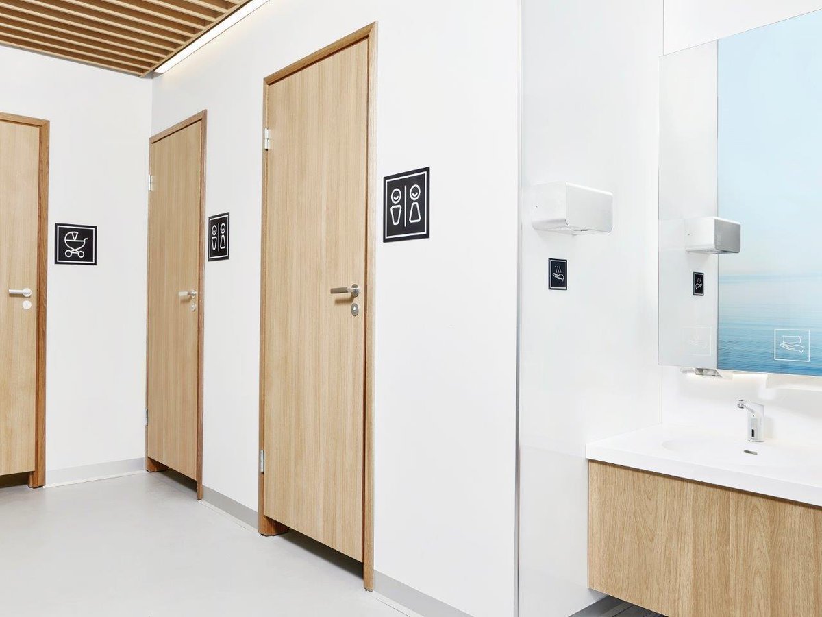 Tiesitkö että meiltä saa muutakin kuin vedettömiä pisuaareja? Tarjoamme alansa johtavien valmistajien kaikki tuotteet julkisiin wc-tiloihin ja toteutamme vedensäästöhankkeita. Ratkaisuissamme on huomioitu käyttömukavuus, vastuullisuus ja energiatehokkuuden myötä rahan säästö.