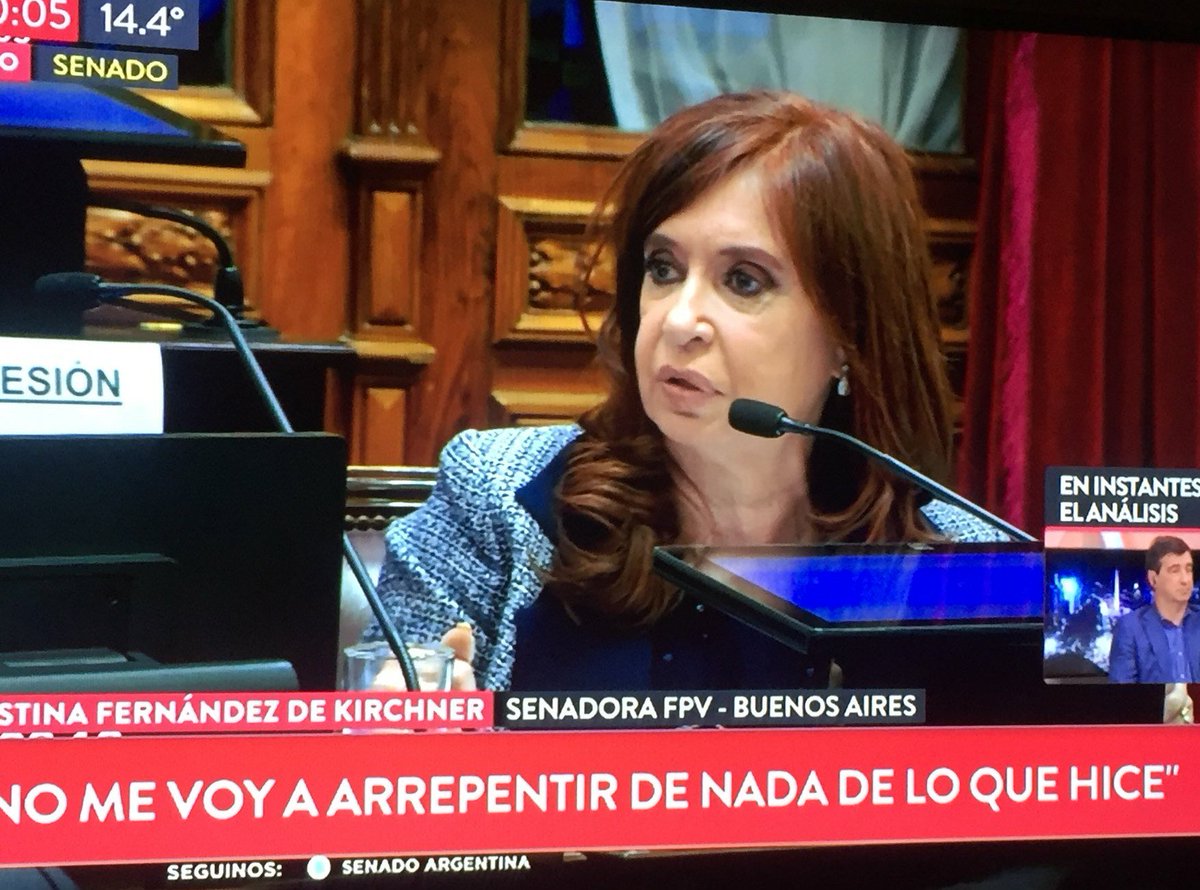 simondixit's tweet photo. La patética imagen de una ladrona defendiendose y dando la espalda al pueblo que estafó.
#DesafueroDeCFK #Desafuero
#21APresente #21ADecimosBasta
#NSB No Somos Buludos  #NoVuelvenMas https://t.co/53CBp6akL8
