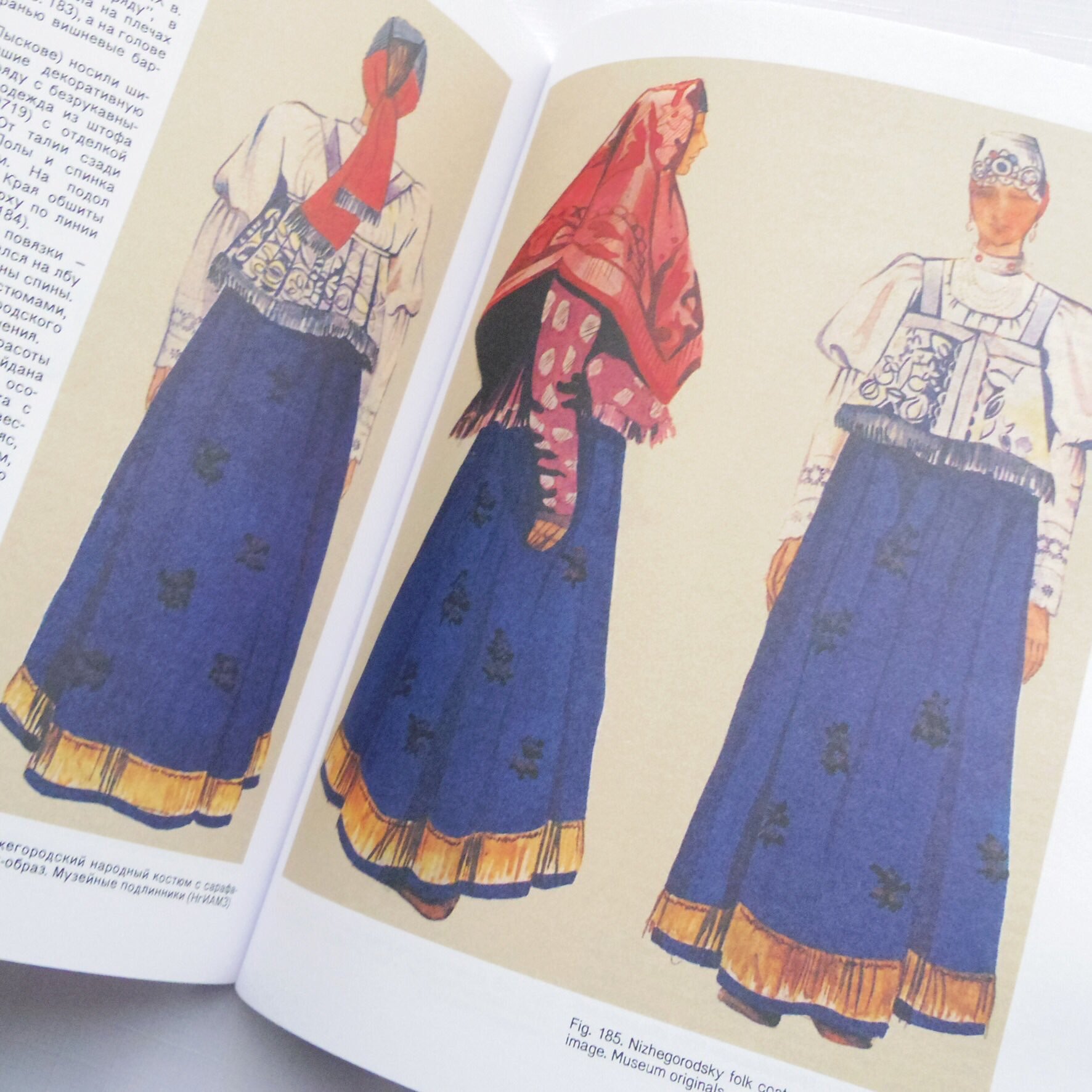 Twitter 上的 Art Book Iskusstvo ロシアの民族衣装本 サラファン ルバシカ シューバなど ロシアの伝統的な民族衣装を豊富な イラスト図版で解説 簡単な裁断図もあり イラストや衣装製作の資料として価値がある書籍です T Co Adxxdagzzu T Co