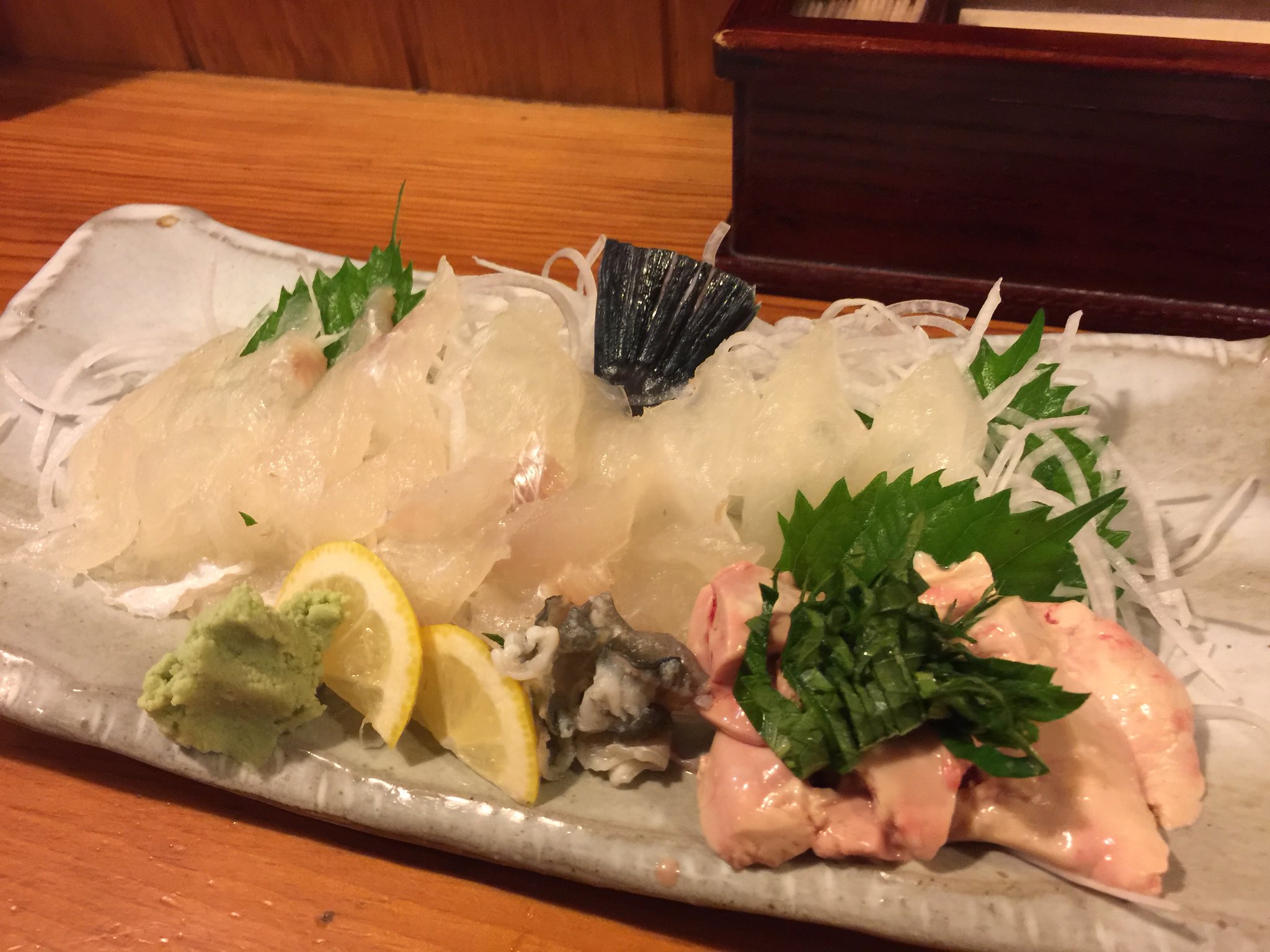 なぐも ハゲ ウマヅラハギ のお刺身下さい いけすに泳いでいるのをすぐに捌いてくれるのが 呉の焼き鳥屋の常識 ハゲの肝を身に乗っけて食べるのウマ ヅラハギ 過ぎ T Co T9qess6zir Twitter