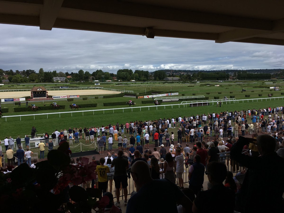 PaoloAntonio1's tweet photo. La foule a @hippoclairefont ! #lescourses https://t.co/NLhBskpnYS