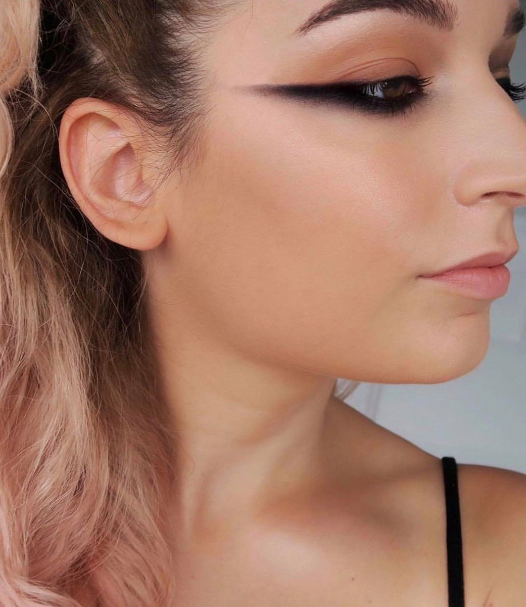 EtniaCosmetics's tweet photo. @depotingueo : Ahumado afilado e invertido 🖤 un look diferente inspirado en los maquillajes de @lindahallberg .
Ha utilizado: 
#eyeliner Sombra negra Individual Eyeshadow.
https://t.co/R8gvrh34Eo
#TBMU https://t.co/7cN4NuxSap