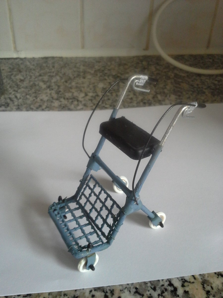 Een 2de hands mini rollator gemaakt met de materialen uit de winkel