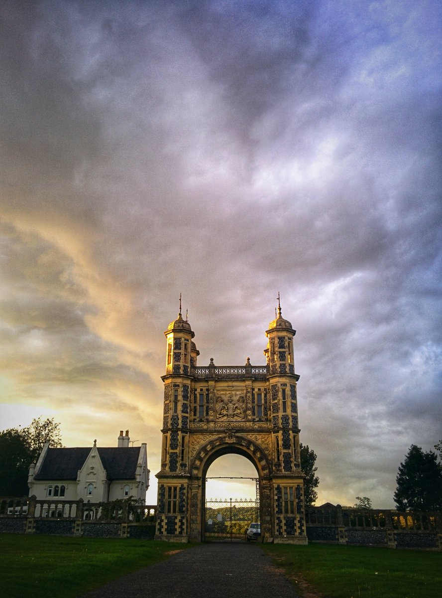 LarisaFoto's tweet photo. The Eastwell Towers of Eastwell Park, Kent, September 2015. #photography #instaphotography #instaphoto #holiday #vakantie #instacation #England #Kent #estate #park #parkland #gatehouse #manor #skyporn #cloudporn #Eastwell  #architecture #architectuur #history #500pxrtg https://t.co/inbv1InnTX