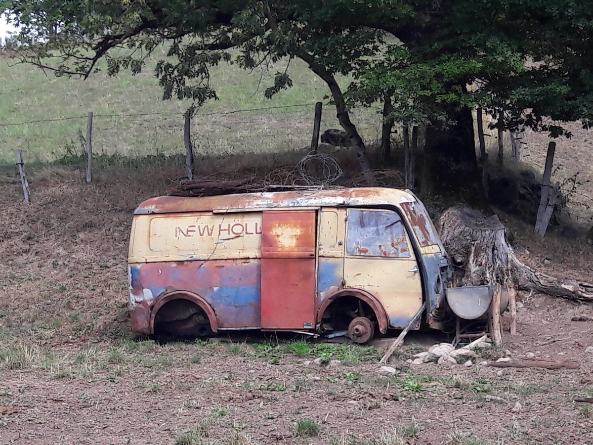 PYEtienney's tweet photo. #Peugeot D3/D4 Nez de #cochon 
#Polminhac #Cantal #Auvergne
#utilitaire #NewHolland https://t.co/5i6hsG1fIm