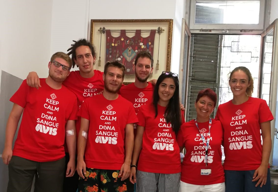 Donare in compagnia è la cosa migliore che ci sia! #friends #avismaglietta #undonatoretiralaltro