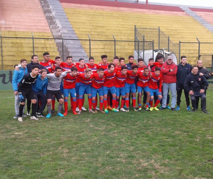 Colgados899's tweet photo. 🏆#CopaOFI - #SUB15
Serie Este - #4afecha
#Pando 🆚 #Chuy (en vivo por 89.9 #AtlántidaFM 📻)
🗓domingo 26/08
⌚️15.00
🏟Emilio “Tito” López López
👤: Pablo Pereira (Maldonado capital )
👥: Fabricio Perez y Wilson Rodríguez https://t.co/Bnjf9MvmKT