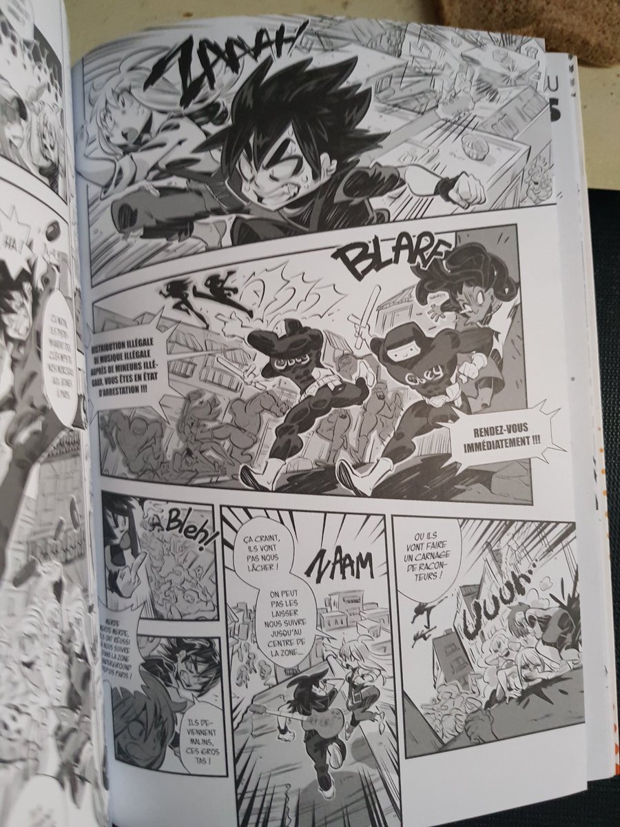 Laola_chan's tweet photo. Un super artbook que j'ai reçu il y'a un moment. Regroupant les sketchs, BD's et illustrations de 3 auteurs talentueux dont un déjà édité chez Ankama. (@Rafchu) 
Sans oublier la superbe dedicace  de @Mosqi que je suis sur instagram, que j'ai découvert grâce à cet artbook :) https://t.co/9lrZG03Tkr