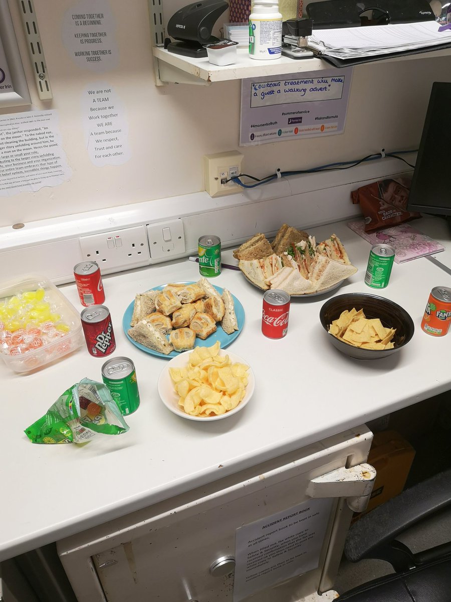 Break time treat for hk n reception team  on Sunday to keep them going through a very busy shift ..  <a href="/BoxallMichelle/">Michelle Boxy</a> <a href="/SDEBDD/">simon ewins</a>  #TeamworkMakesTheDreamWork #pullingtogether