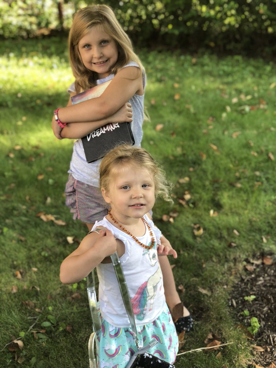 misspennylane07's tweet photo. So much cuteness in one photo. #divasintraining #mysunshineeveryday https://t.co/TRImfkJypQ