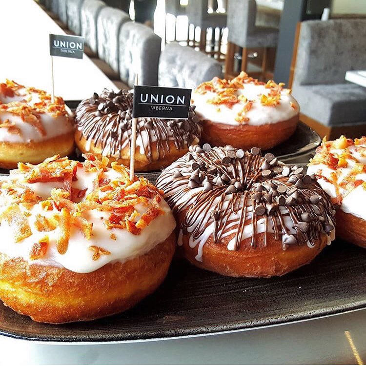 union_playa's tweet photo. ¡Nuestras donas glaseadas están listas! Pruébalas cubiertas con chocolate o espolvoreadas con crujiente tocino. #unionplaya https://t.co/uQaHb8qSdK