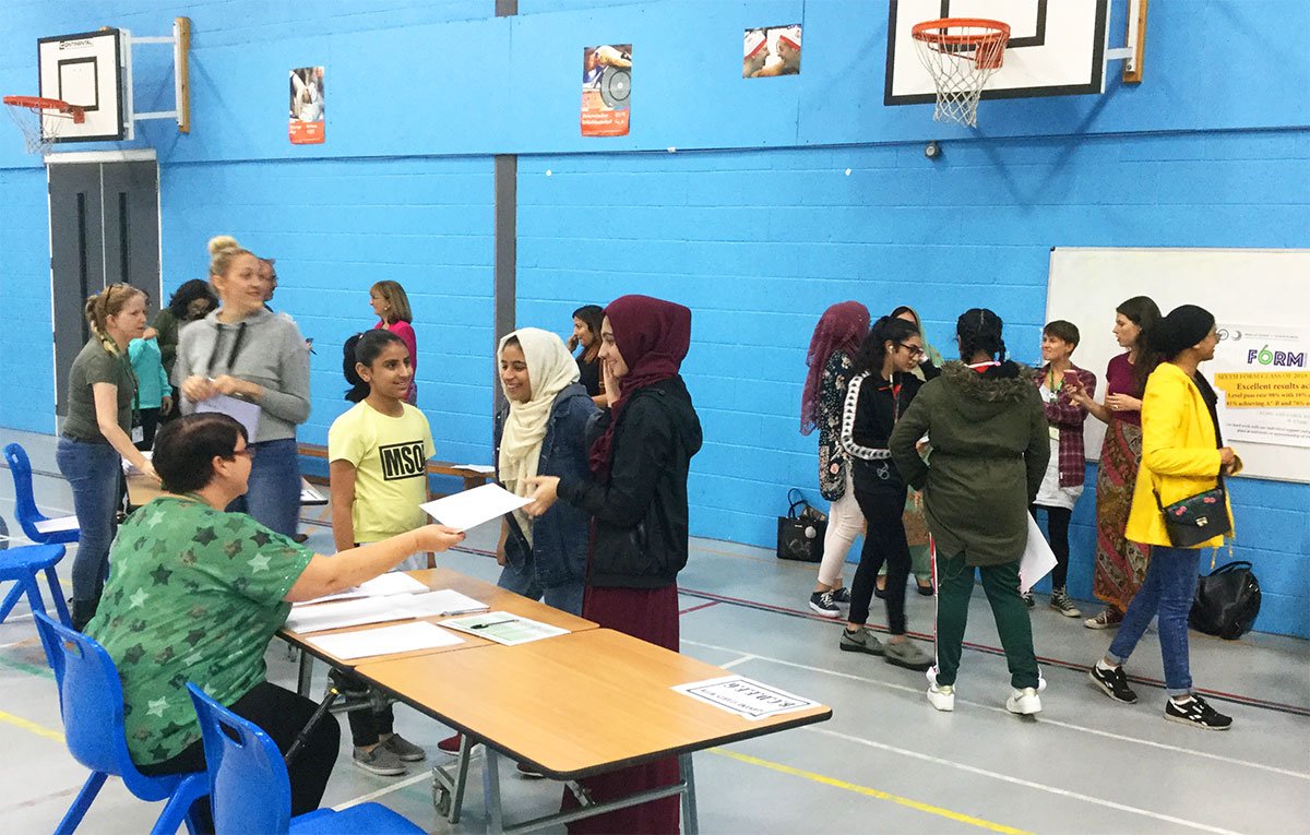 Levenshulmehigh's tweet image. Sustained fantastic progress by our class of 2018 in the new, tougher GCSEs. Well done to the whole school community 🥳🎉 #proud #levegirlscan #levegirlsdo #gcseresultsday2018 #gcseresults2018 #gcseresultsday

👇
levenshulmehigh.co.uk/results-2018