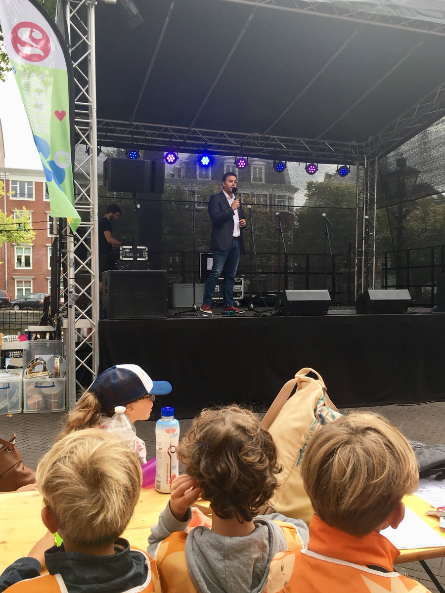 Muziek zit in iedereen! 🎤 Wethouder <a href="/RachidG/">Rachid Guernaoui</a> opende vandaag #Kidzz2Jazz op het podium van <a href="/Fonds1818/">Fonds 1818</a>. Tijdens <a href="/jazzindegracht/">Jazz in de Gracht</a> in #DenHaag kunnen jonge muziektalenten elke dag workshops volgen en zelf op het podium staan. Een leuk initiatief van <a href="/2Samen/">Kinderopvang 2Samen</a> en <a href="/MuziekacademiDH/">Muziekacademie DH</a>