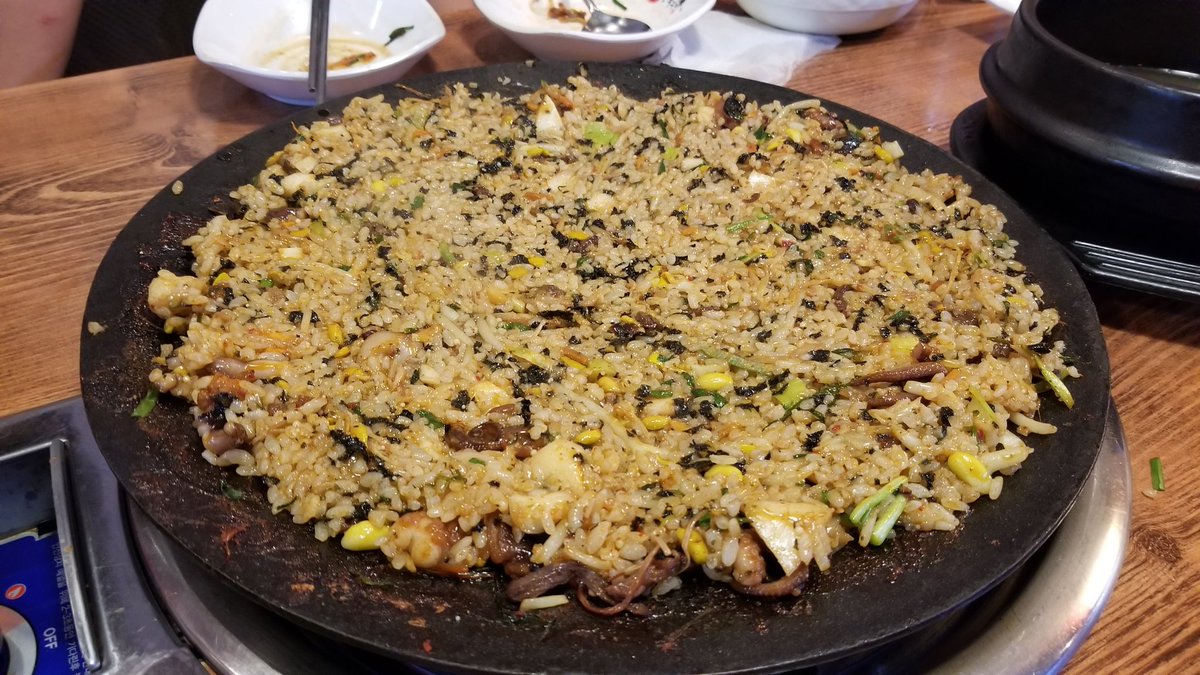 Red_Tuxedo's tweet photo. 日本は台風大丈夫ですか？

こちら釜山近郊の金海ではテレビで台風特番やってる中、我々日本人(審査員八木澤氏と山下、ウインドアート出版神長社長とムジカ･エテルナ合同会社豊永社長)と総合MCのKim Eunjiさんはタコプルコギ賞味、韓国管楽協会事務局長Park Kyudong氏は台風の緊急対応で大変です。 https://t.co/NNZJEyrdRX