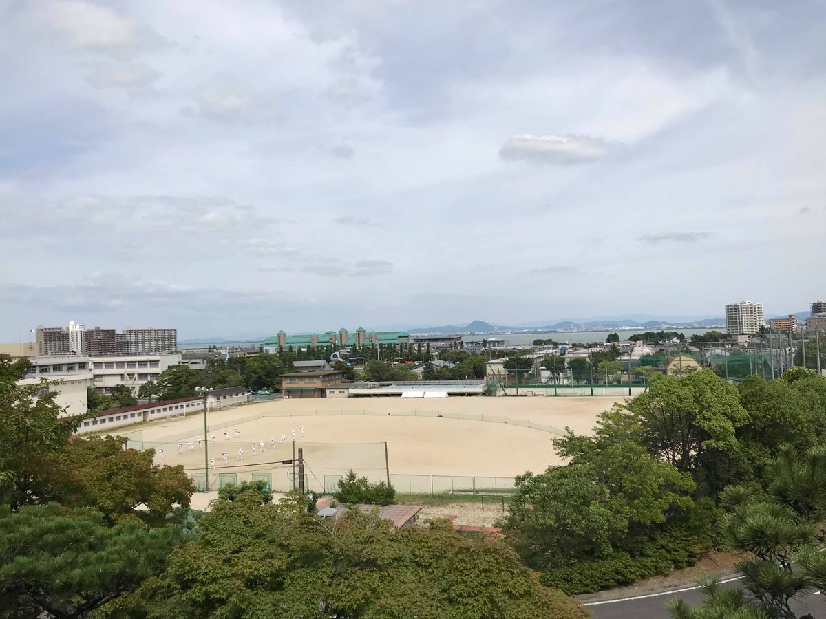 今日まで夏休みをいただいて、以前取材させていただいた元特攻兵の小林さんの少年飛行兵学校の跡地を巡らせていただきました。
滋賀県大津市にある大津市歴史博物館は以前の大津陸軍少年飛行兵学校だったそうです。ここから見える景色は今は平和で… 