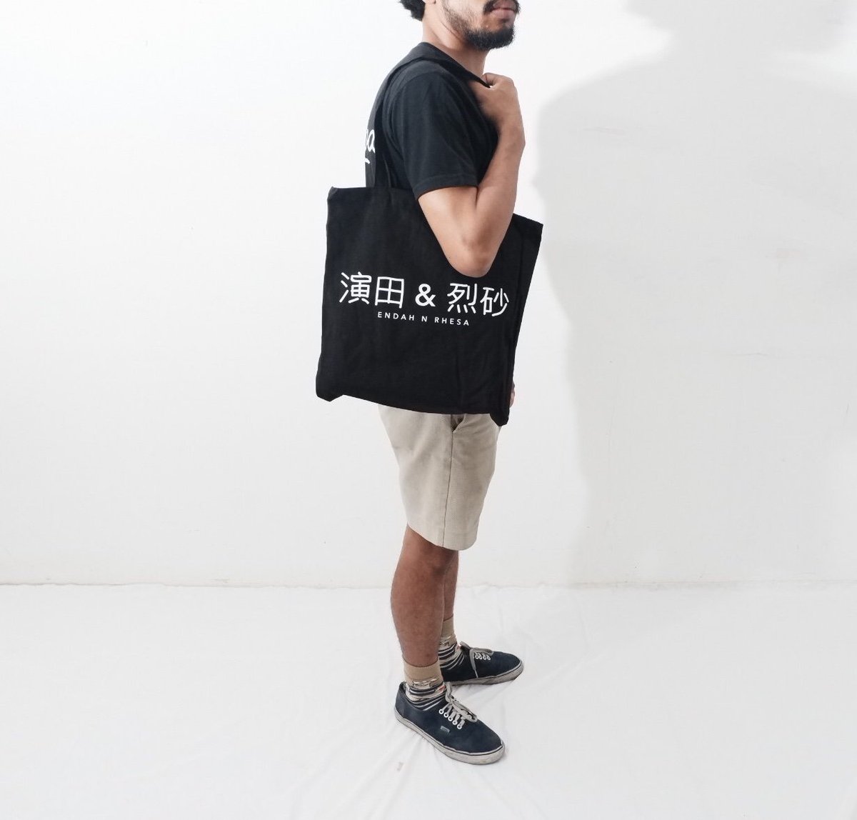 endahNrhesa's tweet image. Ear J-Totebag ini bisa kamu pesan melalui tautan berikut earmerch.com. Pas sekali dipakai untuk hangout bersama teman-temanmu. Yuk, dicoba! 😊

#earmerch