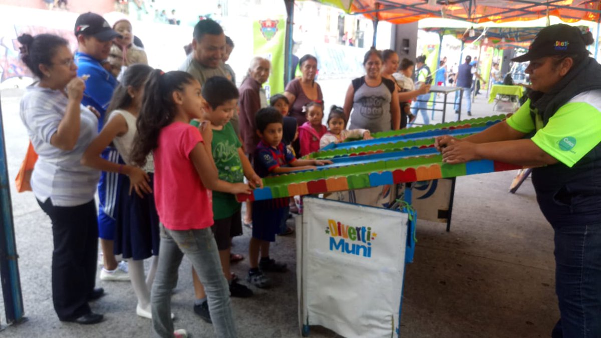 muniguate's tweet image. Nuestros vecinos y sus familias encuentran un espacio de sano entretenimiento y convivencia familiar en DivertiMuni, que llega a colonia El Limón, en #zona18.

@alcaldia_18 
#GuatemalaValeLaPena 
#Familia #MuniGuate