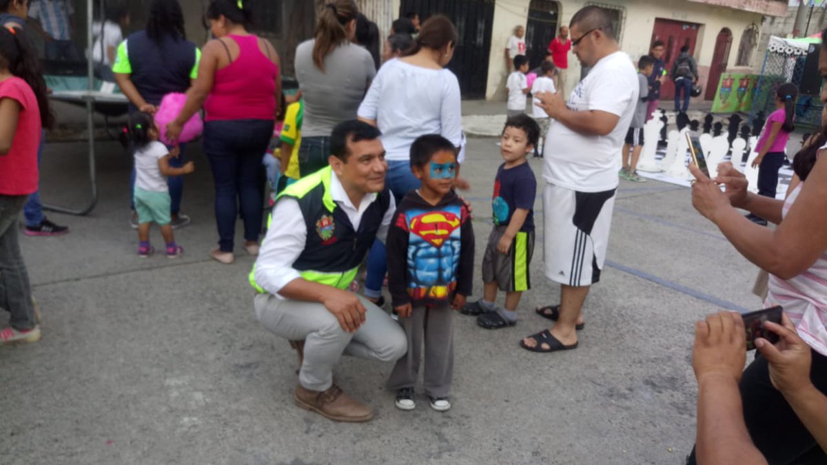 muniguate's tweet image. Nuestros vecinos y sus familias encuentran un espacio de sano entretenimiento y convivencia familiar en DivertiMuni, que llega a colonia El Limón, en #zona18.

@alcaldia_18 
#GuatemalaValeLaPena 
#Familia #MuniGuate