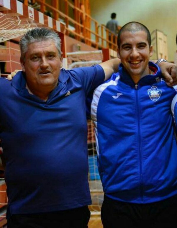 AspeFutbolSala's tweet photo. Ya es oficial el cuerpo técnico que acompañará a @DiegoArques durante esta segunda temporada.
En primer lugar, siguen Ángel Moya como delegado y @CGosalbez10 como preparador físico. Como novedad, esta temporada contará como segundo a @DavidBotella. #AspeFS #22EducandoACompetir https://t.co/5T8YBiyWwx