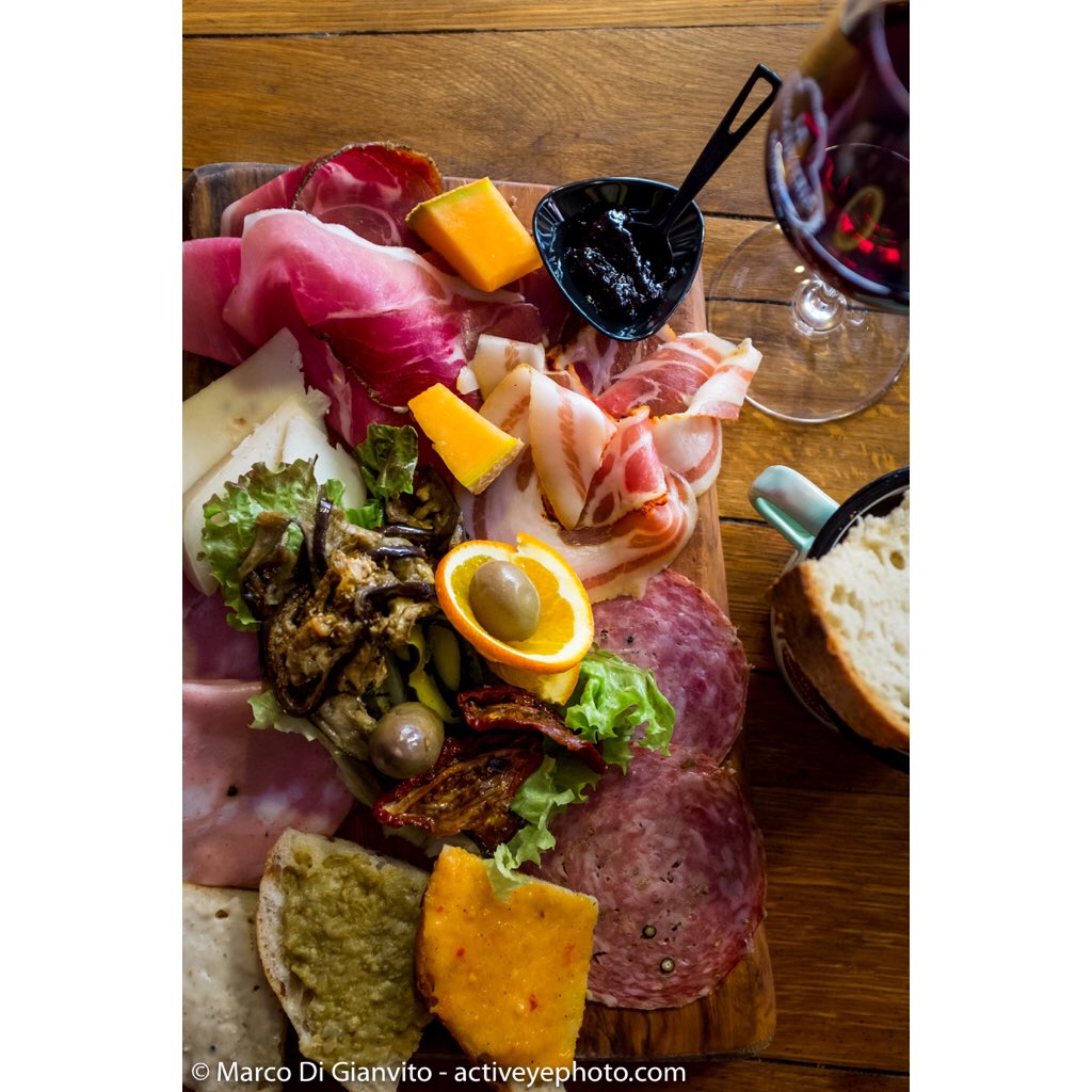 activeyephoto's tweet photo. La Prosciutteria, Bologna
#prosciutto #salame #mortadella #prosciutteria #bologna #Italia #kitchen #cocina #cucina #food #comida #cibo #tradition #tradición #tradizione #documentary #project #fujifilm #x100t #eattheworld #slowfood https://t.co/GgQTM0WzDZ
